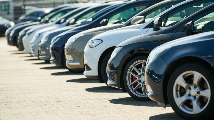 Használt autók sorban a kereskedés udvarán